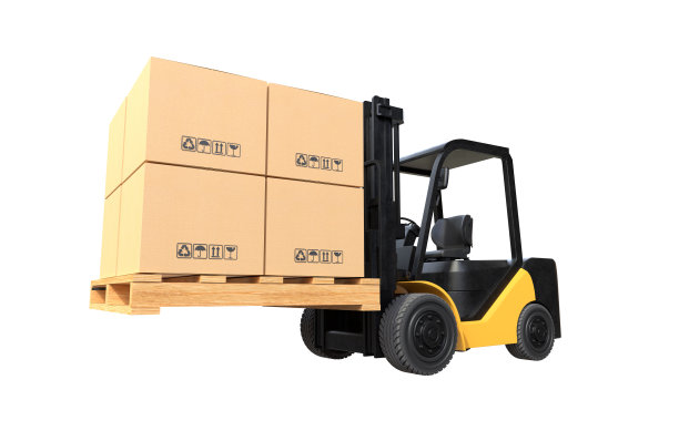 叉车正沿着夹道搬运一托盘纸箱。图片下载