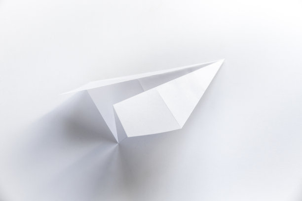 纸飞机折纸孤立在一个白色的背景图片下载