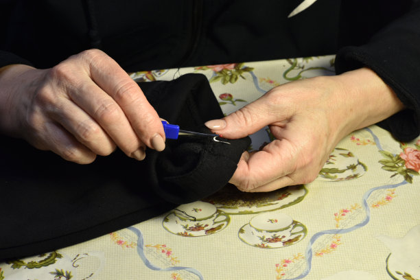 女裁缝用粉笔在织物上做记号。图片下载