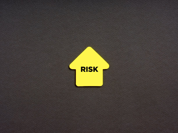 在商业和金融概念中增加高风险。风险投资。箭头形状的便条纸上的单词risk。图片下载