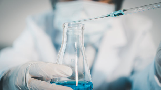 亚洲女性科学家在实验室用试管和烧杯进行医学研究图片下载