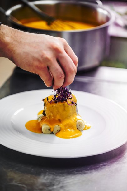 厨师装饰美味佳肴图片下载