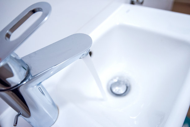 打开镀铬水龙头，轻敲采光室的洗脸盆。自来水龙头图片下载