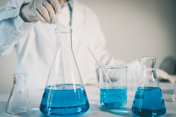 科学家在实验室用试管和烧杯进行医学研究图片下载