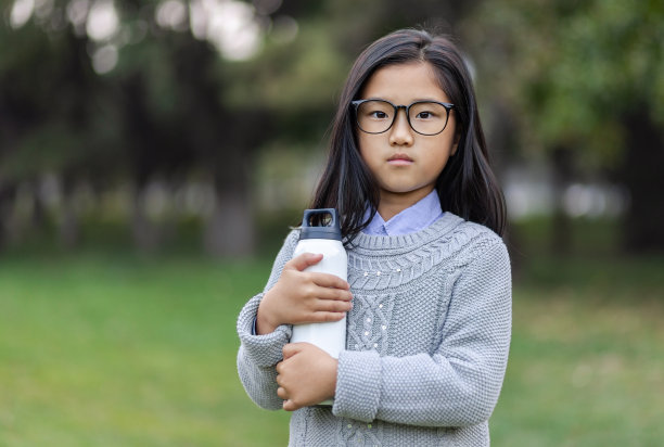 小女孩拿着饮料图片下载