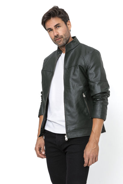 英俊的中年西班牙短粗胡须男子在白色工作室。图片下载