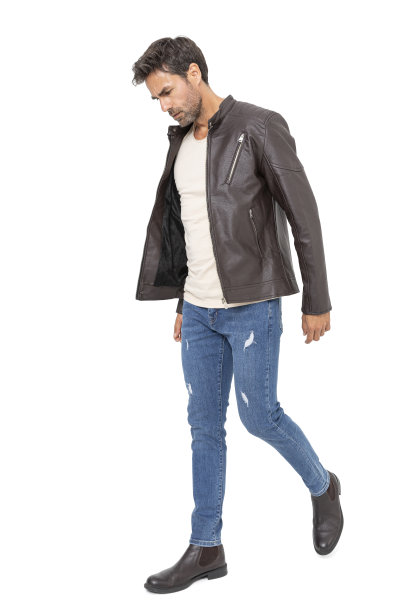 英俊的中年西班牙短粗胡须男子在白色工作室。图片下载