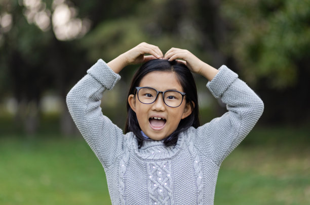 小女孩用手臂画心形图片下载