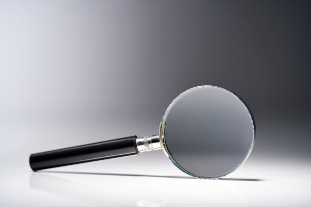 放大镜在灰色背景上图片下载