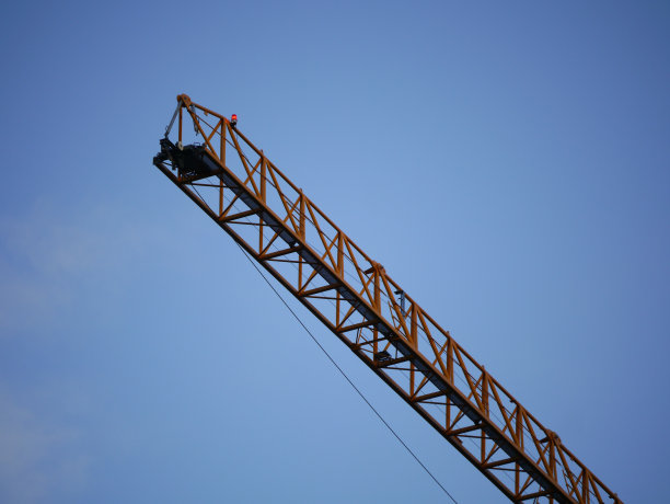蓝天下施工起重机的低角度视图图片下载
