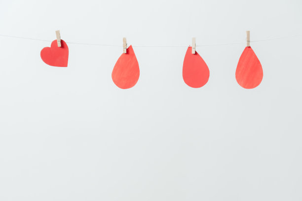 红心和血滴纸招牌挂在绳子上图片下载