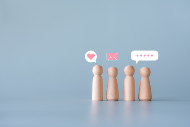 人们和社交媒体概念发送，接收电子邮件与合作伙伴交谈图片下载