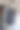 一个男人一边走在城市的街道上一边用手机。图片下载