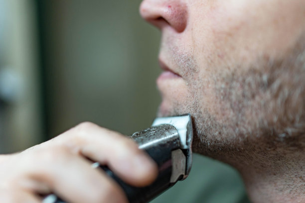 男子用电动剃须刀剃须图片下载