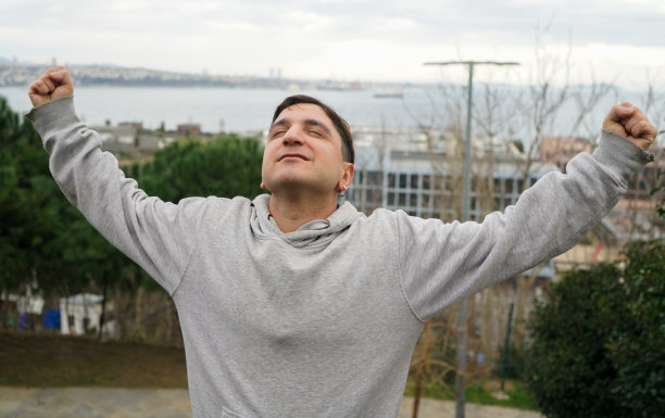 年轻人张开双臂图片下载