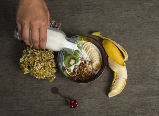 格兰诺拉麦片配牛奶、香蕉和菠萝图片下载