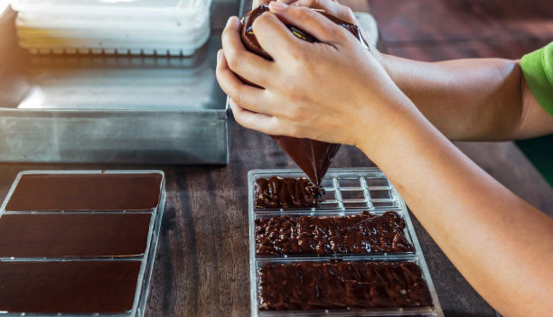 近距离的手工厨师自制巧克力棒图片下载