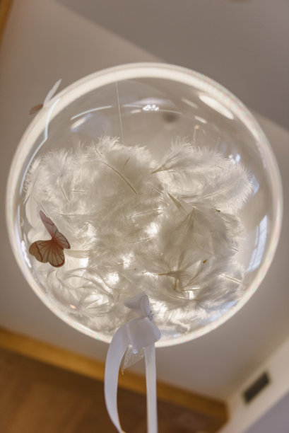 用蝴蝶和羽毛装饰的凝胶气球。庆祝生日的装饰。这是派对的拱门和拍照区。特写镜头。图片下载