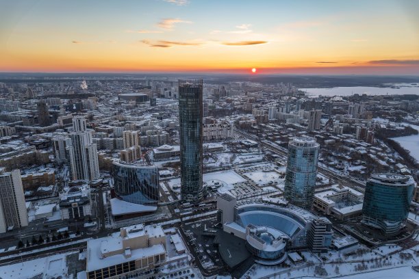 叶卡捷琳堡市有地方政府和议会大楼，剧院，伊塞特塔，叶利钦中心，冬日日落的全景。图片下载