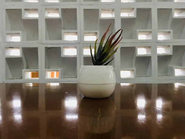 桌上的花瓶图片下载