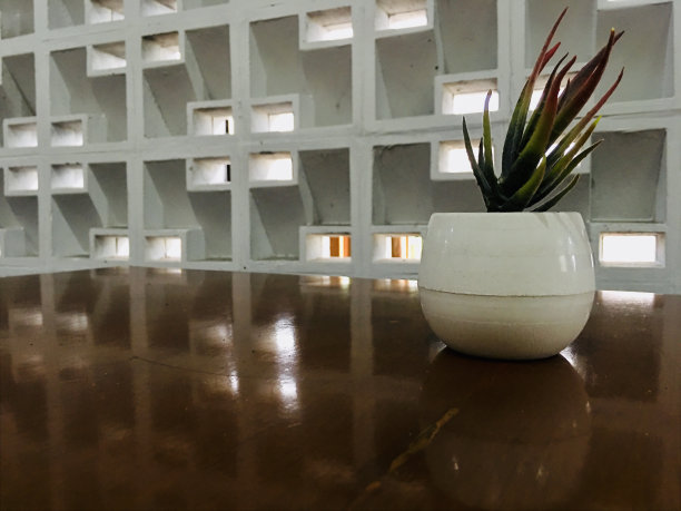 桌上的花瓶图片下载