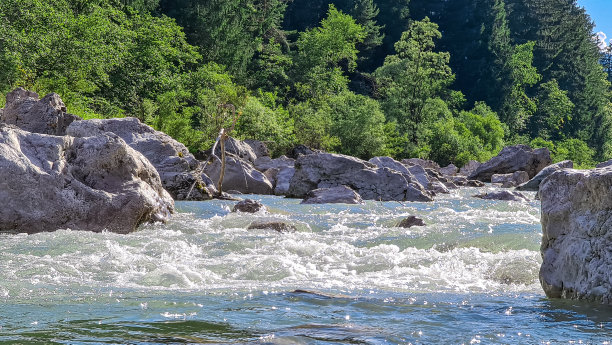 舒特-盖尔河在比利亚切阿尔卑斯山在卡林西亚，奥地利图片下载