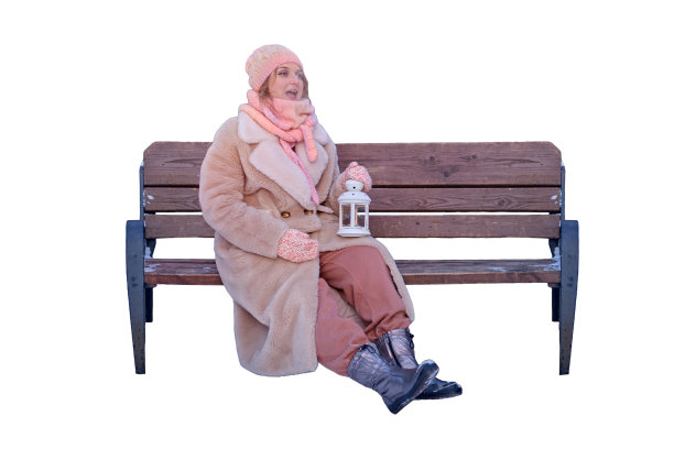 一个快乐的女人坐在长凳上，手里提着灯笼，一个冬天的公园，白雪覆盖的树木，孤立在白色的背景上图片下载