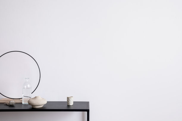 复制空间的客厅内饰唯美，白色墙面，黑色桌子，烛台，玻璃瓶，圆形装饰和优雅的个人配饰。时尚的家居装饰。模板。图片下载