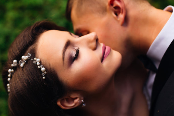 特写脸的新娘与美丽的妆容和发卡。的房屋图片下载