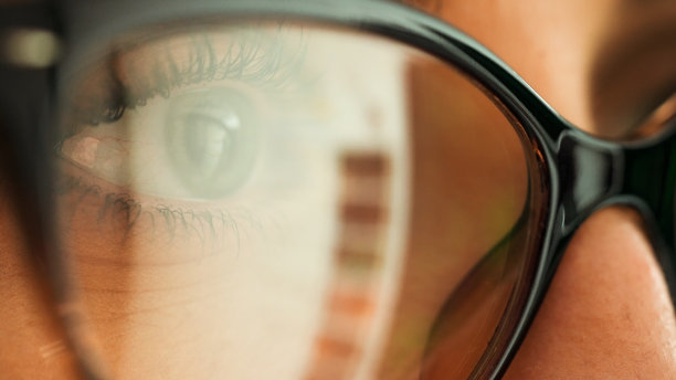 近女子眼睛反射电脑屏幕。图片下载