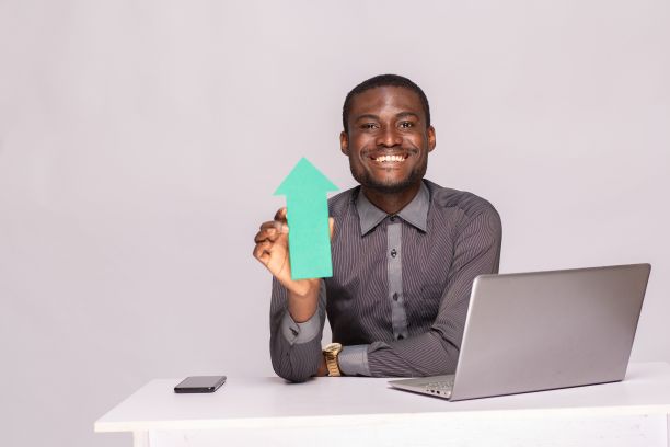 一个兴奋的非洲商人拿着一支向上的箭头图片下载