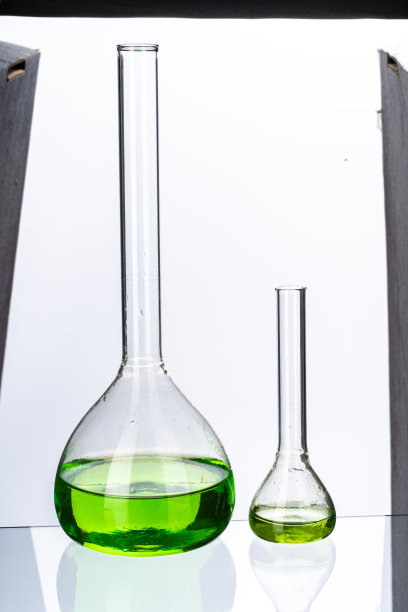 装有实验室分析用液体的玻璃器皿隔离在白色上图片下载