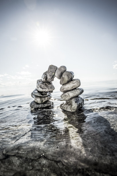 水中石拱，水面上有地平线图片下载