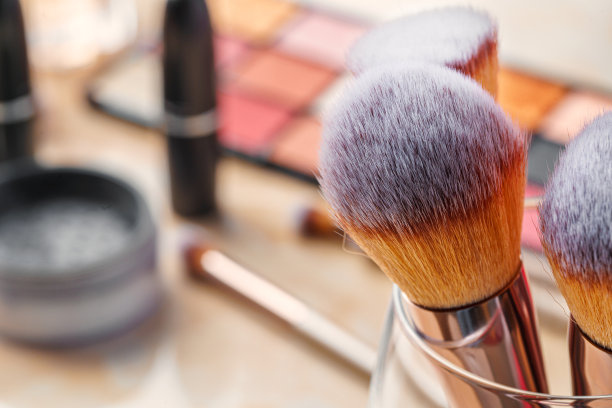 化妆间梳妆台上的装饰性化妆品和工具图片下载