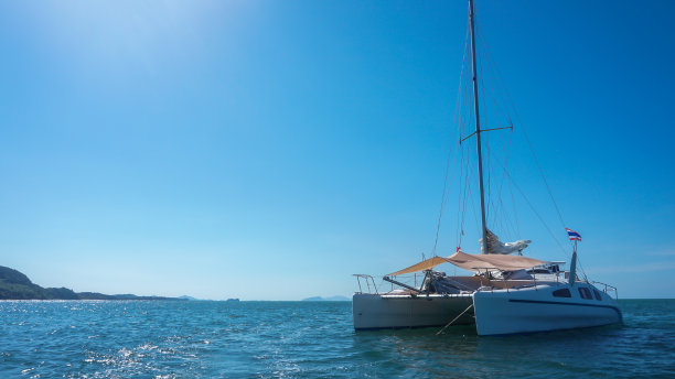 停泊在安达曼海的帆船。图片下载