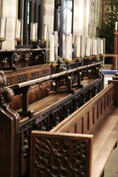 大教堂的木制长凳图片下载