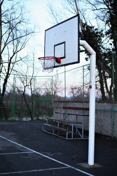 一个带红边的白色篮子图片下载