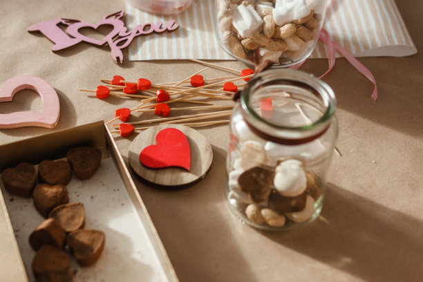 情人节的甜蜜礼物。由心形糖果和棉花糖制成的节日礼物图片下载