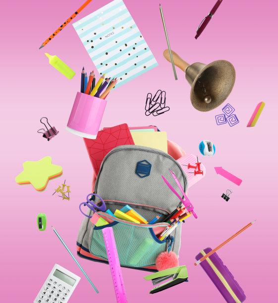 背包，学校铃和不同的文具飞在粉红色的背景图片下载