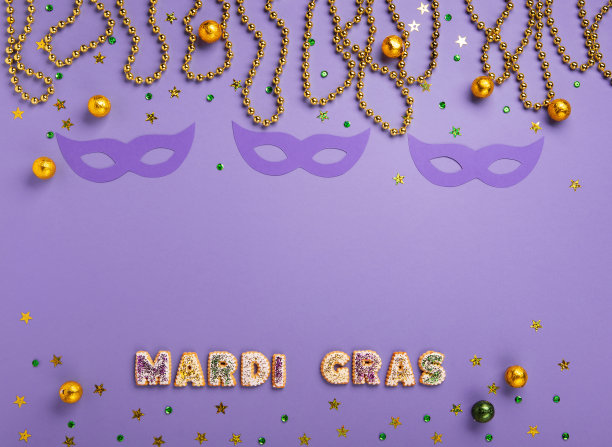 狂欢节国王蛋糕松饼或纸杯蛋糕，紫色背景的狂欢节面具。图片下载