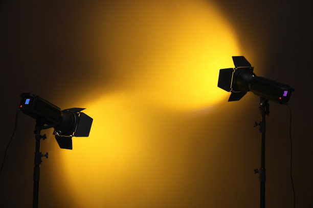 明亮的聚光灯在黑暗的房间靠近墙壁，文字的空间图片下载