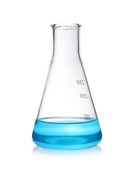 实验室烧瓶与浅蓝色液体隔离在白色图片下载