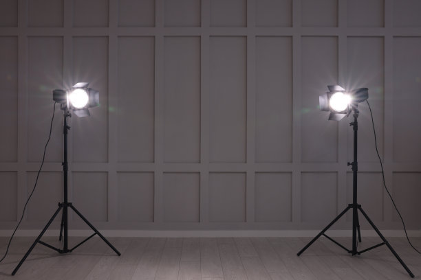 室内墙壁附近明亮的白色聚光灯，文字空间图片下载