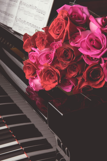 钢琴上的一束玫瑰图片下载