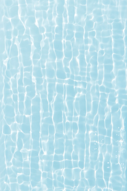 离焦模糊透明蓝色颜色清晰平静的水面纹理与飞溅和气泡。潮流抽象的自然背景。水波在阳光下带有焦散。碧水闪耀图片下载