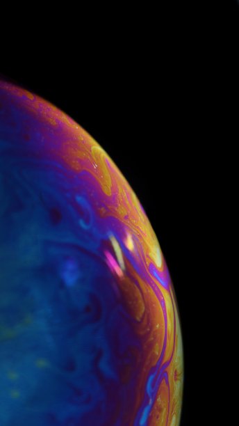 肥皂泡表面彩色微距摄影。气泡表面像一个行星。选择性聚焦特写摄影。壁纸的概念图片下载