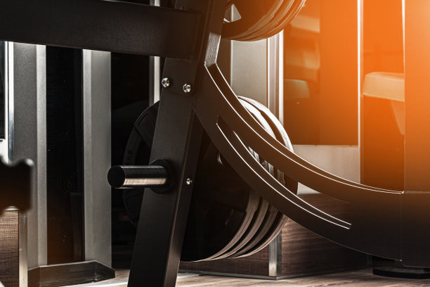 健身房重量板的持有人接近图片下载