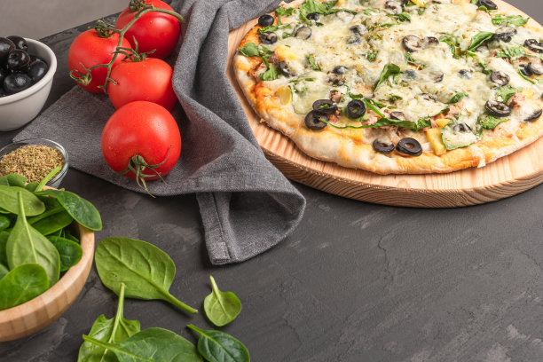 意大利菜薄披萨，新鲜菠菜，橄榄和奶酪图片下载