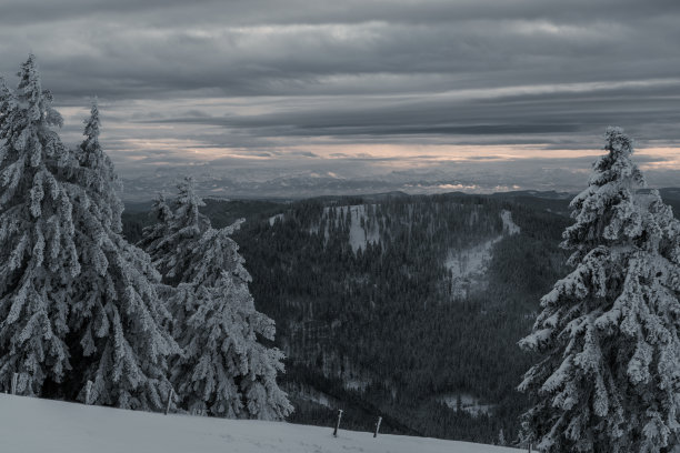 多云多雪的冬天图片下载