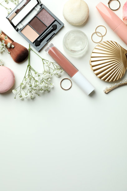 女性配饰和白色背景的马卡龙图片下载